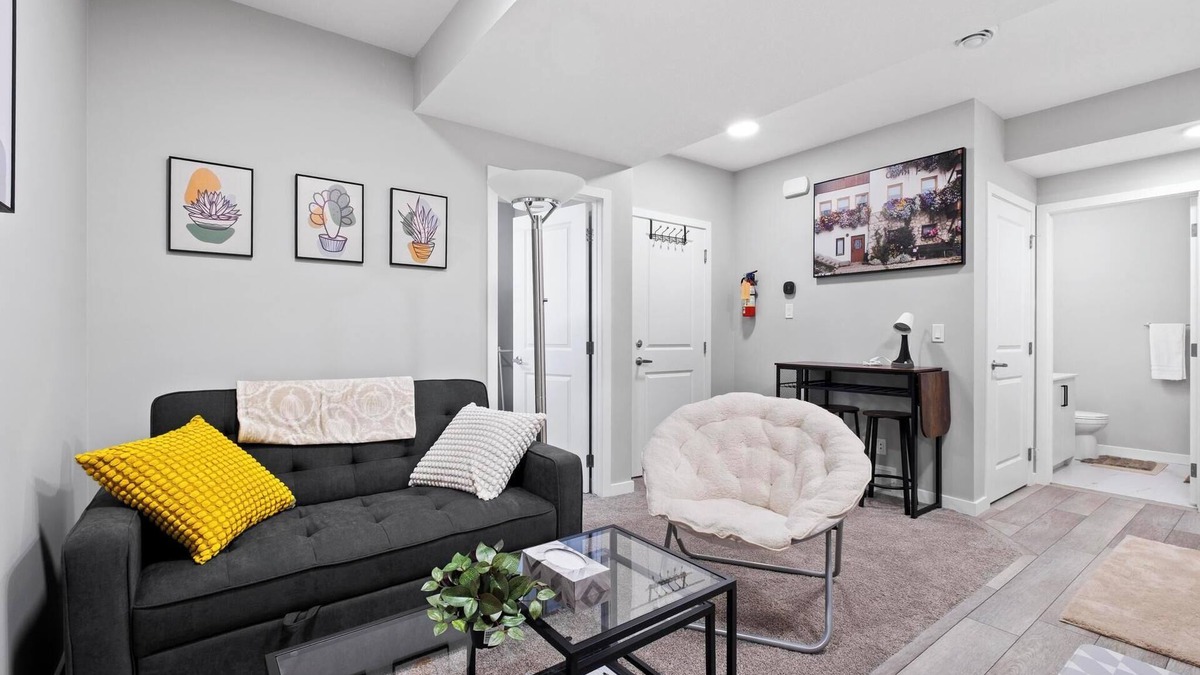 Southwest Calgary House | Modern & Cozy 1 Bedroom Suite in SouthWest Calgary - Free Parking + Fast Wifi