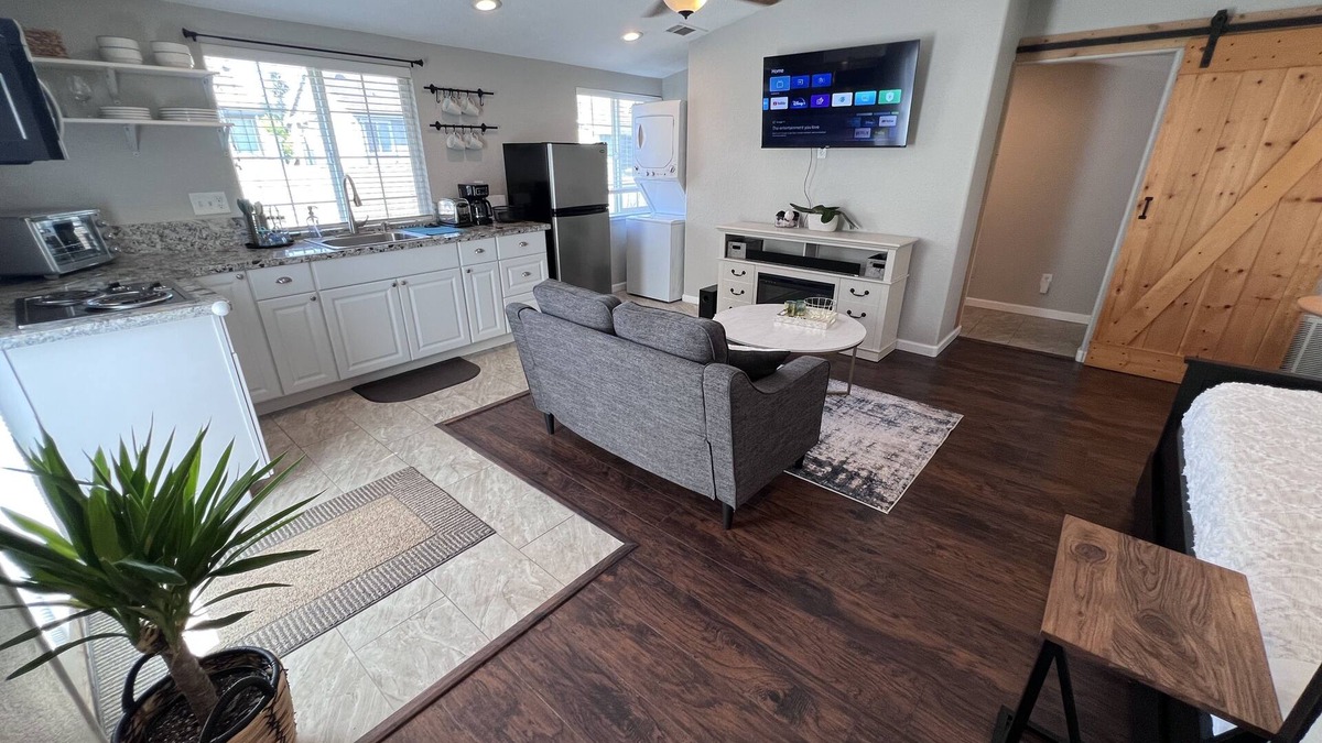 Dixon Apartment | Modern Cozy 1-bedroom Detached Apartment with Private Parking, W/D, Fiber Wifi