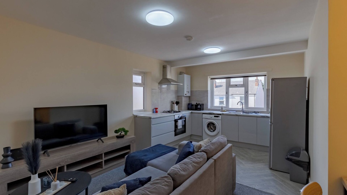 Smethwick Apartment | Modern Cozy 2BR- Private Parking- Near WBA