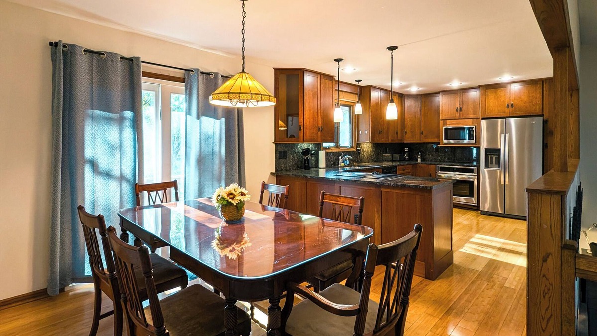 Overland Park House | Modern & cozy 3BR family retreat in south Overland Park