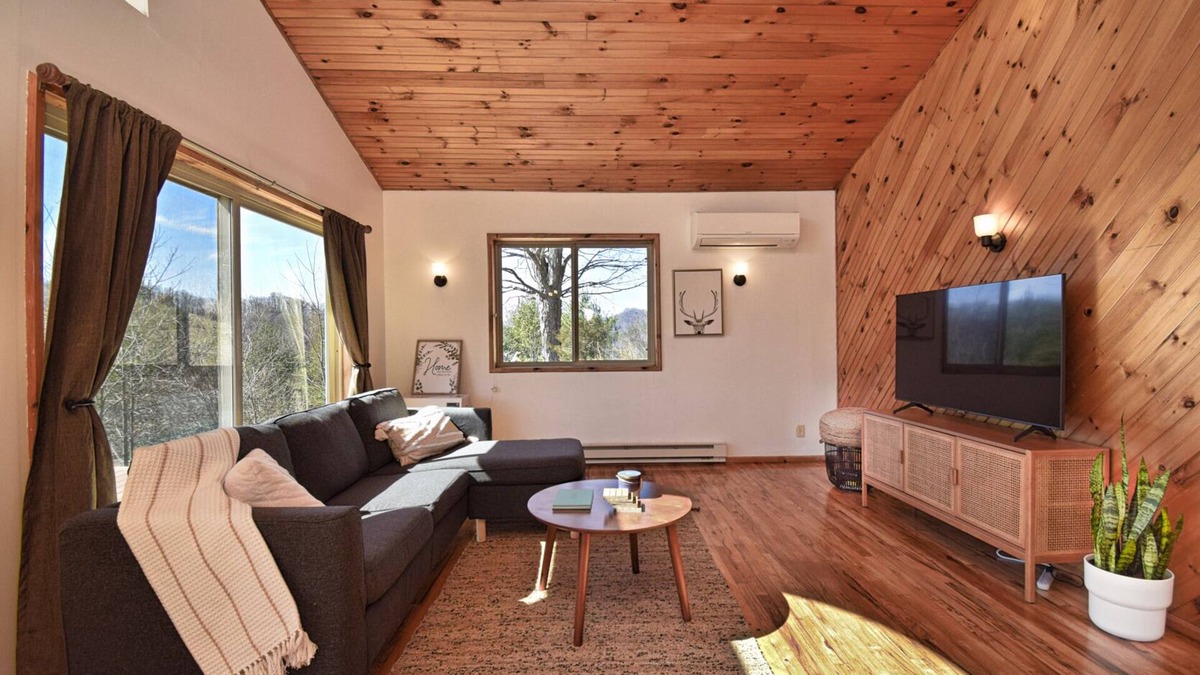Vilas Cabin | Modern Cozy Cabin Views near Downtown Boone