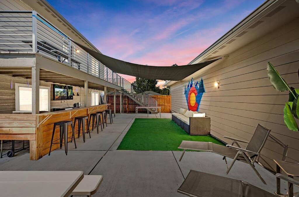Barnum House | Modern, Cozy & Fun ~ 5min to DT ~ Games ~ Backyard