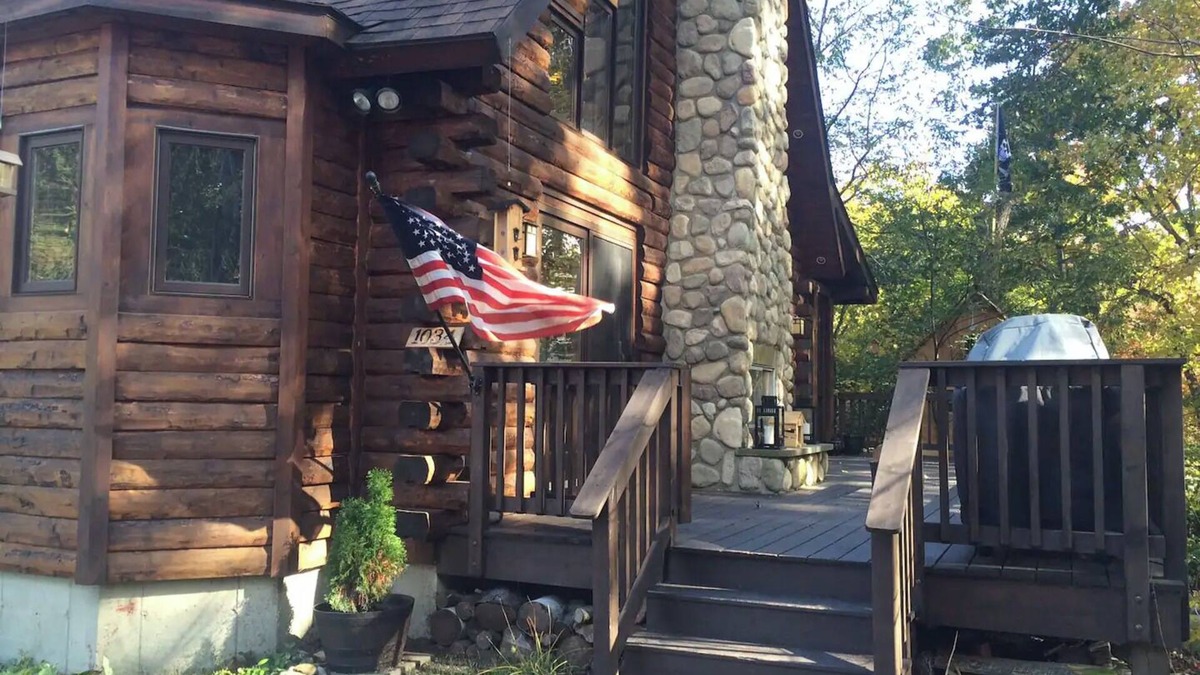 Town of Copake Hotel | Modern, cozy log cabin in Copake with AC and WiFi