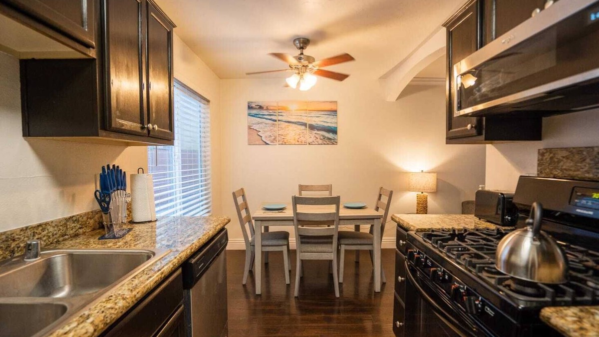 Imperial Beach Condo | Modern & Cozy ~Mins to the Beach ~ Queen Beds~ Pkg
