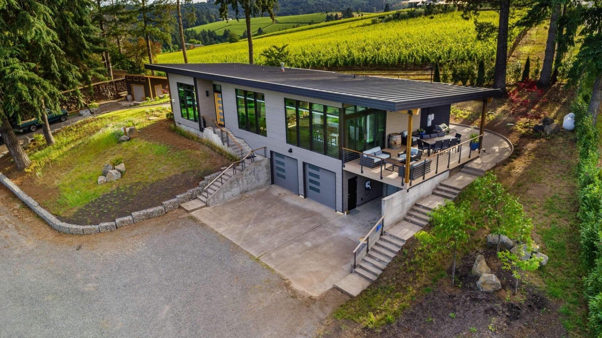 Dundee Villa | Modern Custom Wine Country Villa, Epic Views, Huge Decks, Hot Tub, Ping Pong, Fire Pit & Fire Table