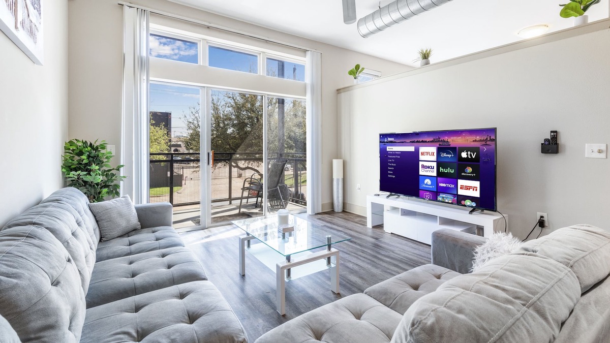 Dallas Design District Condo | Modern Dallas 1Br Condo King Size Bed/Pool/Gym/Rooftop