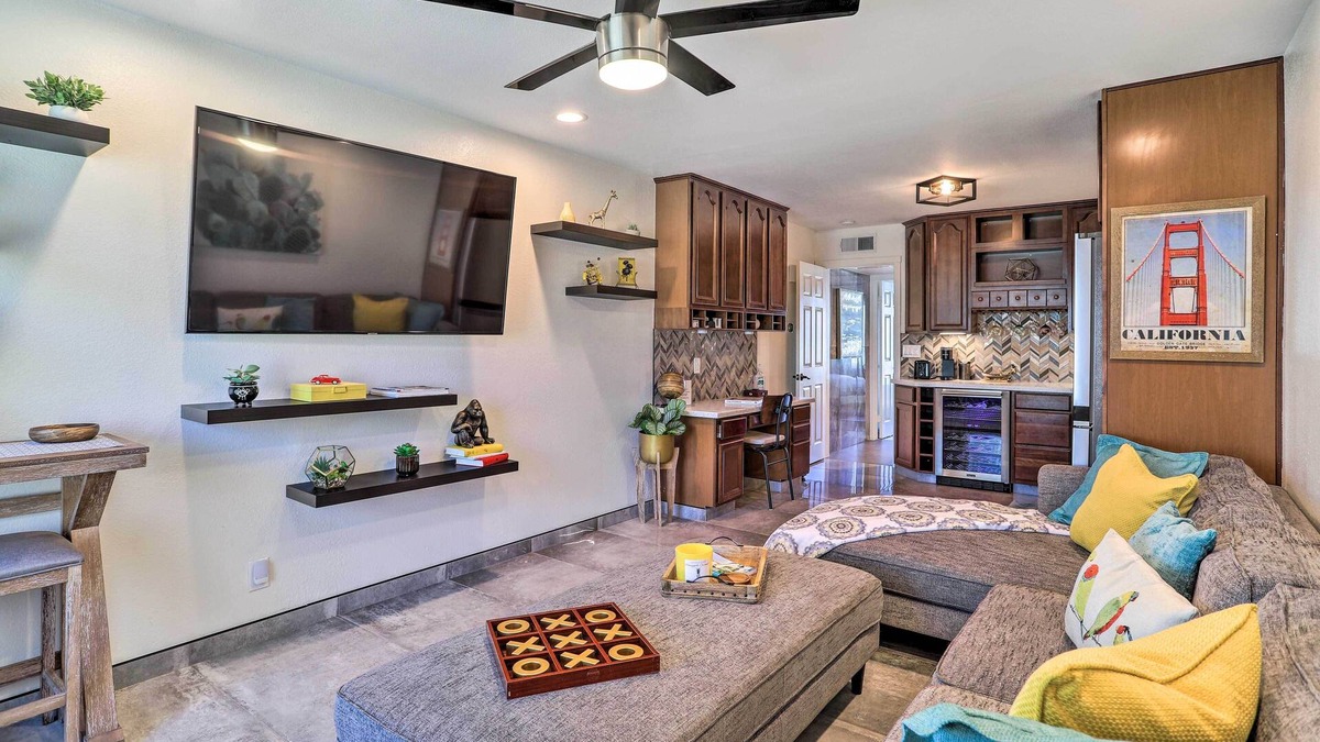 Desert Hot Springs Condo | Modern Desert Hot Springs Condo w/Pool Access!
