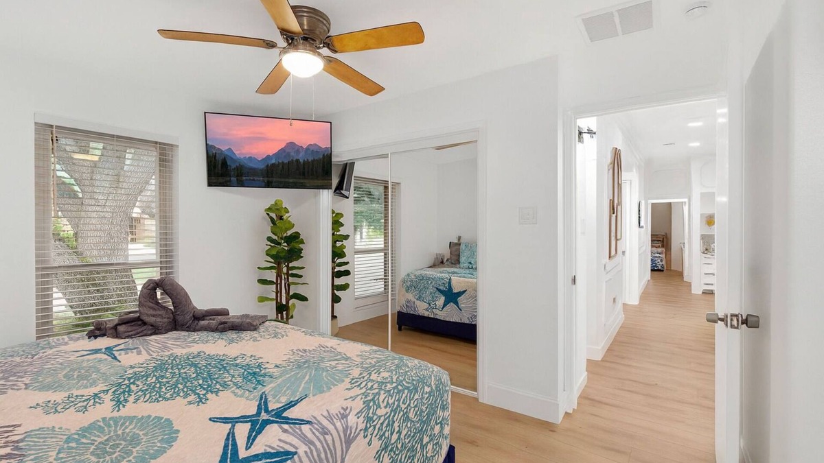 Southwest Carrollton House | Modern Design & Chef's Kitchen & Spacious & Stylish 4 bedroom 3.5 bathroom