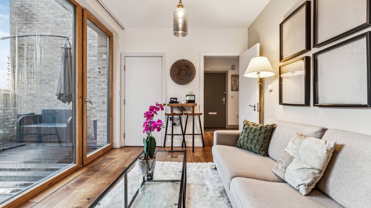 St. Helen's Apartment | Modern & Designed 2 bed Penthouse Apt Sleeps Five