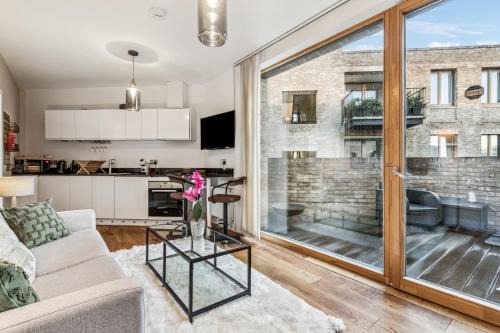 Notting Dale Apartment | Modern Designed 2 bed Penthouse Apt Sleeps Five