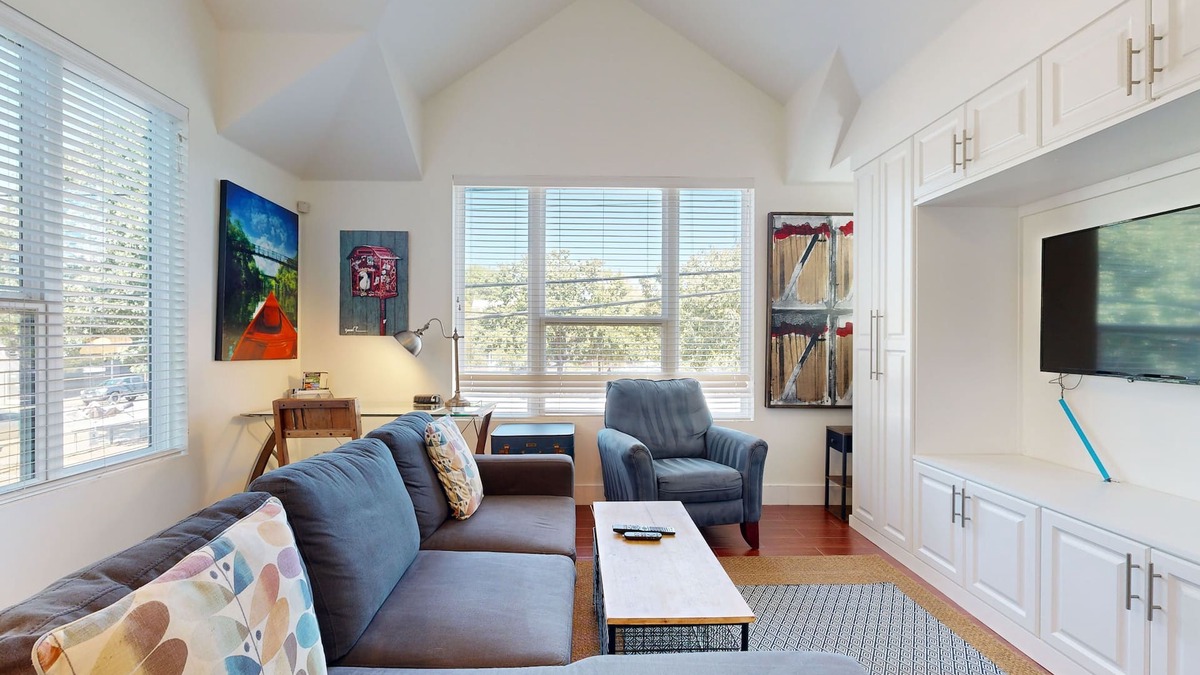 East Cesar Chavez Apartment | Modern, Dog-Friendly Flat with WiFi & Garage Parking - Unbeatable Location