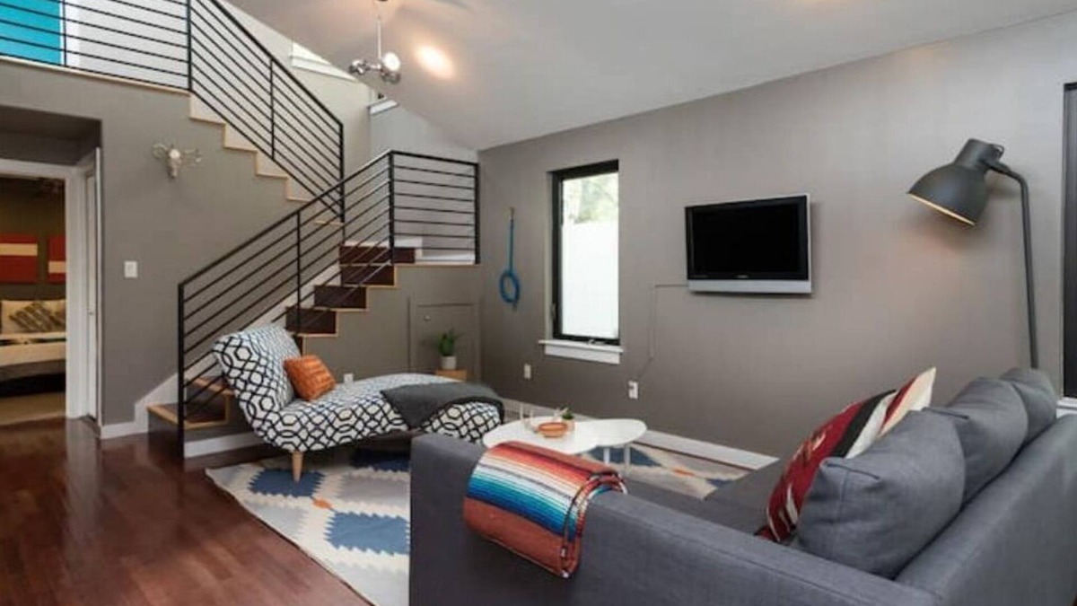 Chestnut House | Modern Downtown 2 Homes w/11 beds