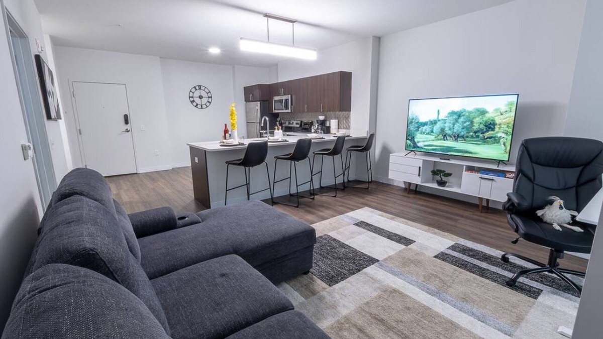 Downtown Wilmington Condo | Modern Downtown Condo Walkable + Pool & Gym