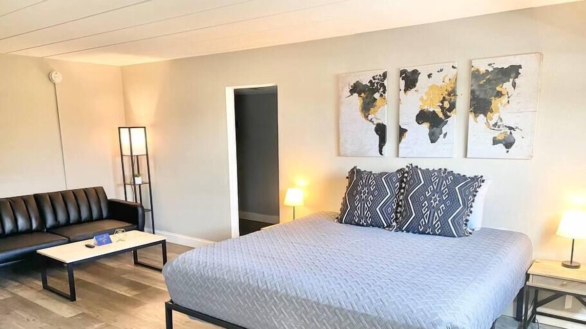 Dayton Condo | MODERN DOWNTOWN CONDO | KING BED | FREE PARKING