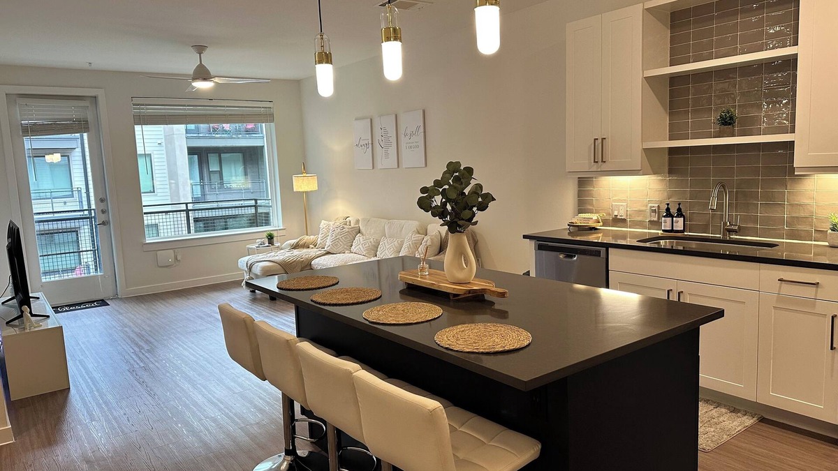 West Dallas Apartment | Modern Downtown Dallas Retreat - Sky Lounge Views + Pool + Gym - Prime Location!