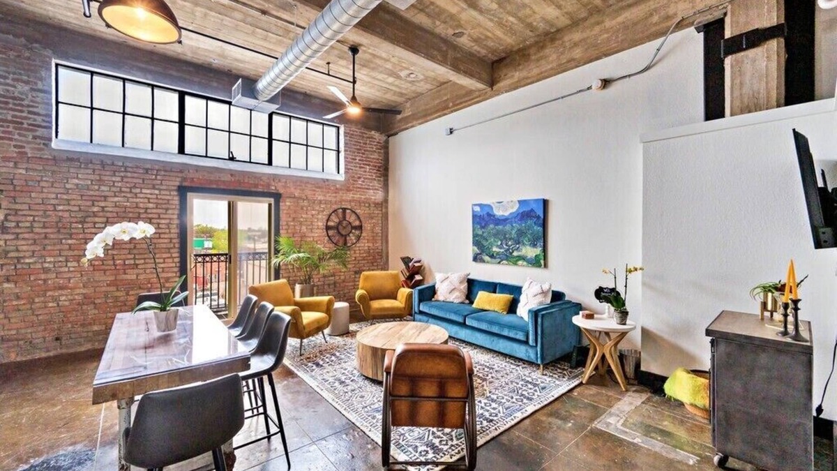 Brazos Condo | Modern Downtown Domicile