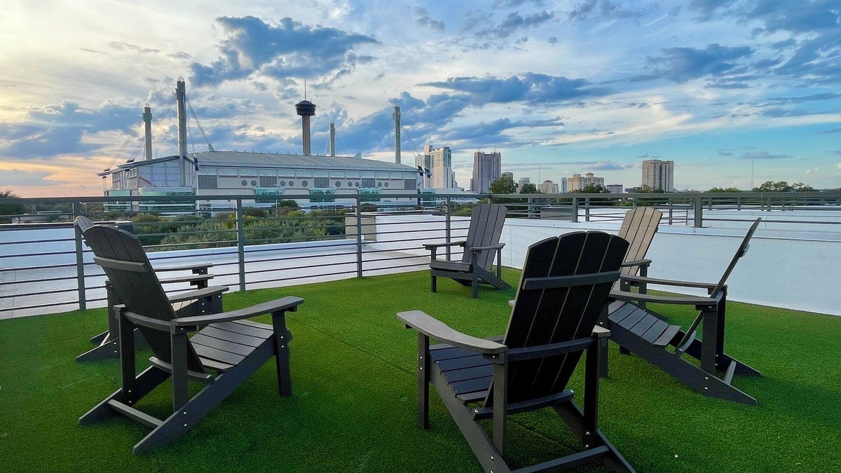 Historic Garderns House | Modern downtown San Antonio rooftop townhouse with stunning Alamo dome views! Each bedroom has a private bath, plus 3 parking spots w/dedicated workspace. Walk to River Walk & Enjoy skyline views from your private rooftop terrace!