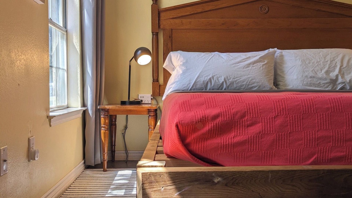Irving House | Modern Eco-Friendly Townhouse; Walk to Park & Recreation King Bed