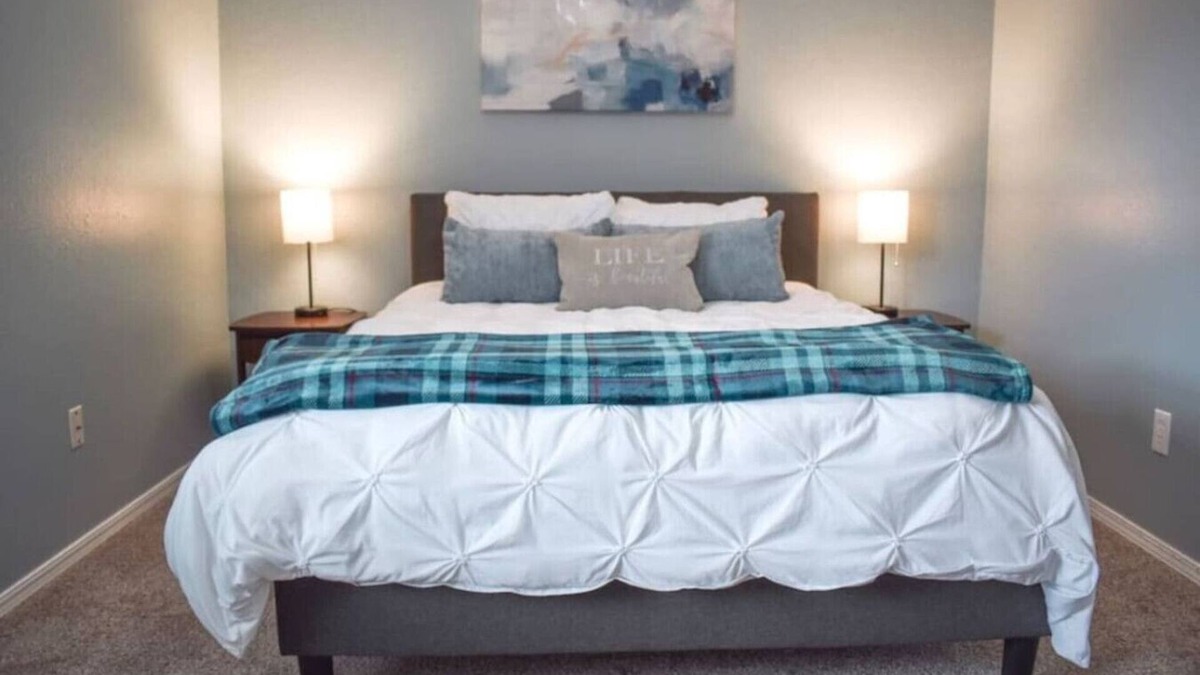 Edmond House | Modern Edmond Stay Pet-Friendly Safe