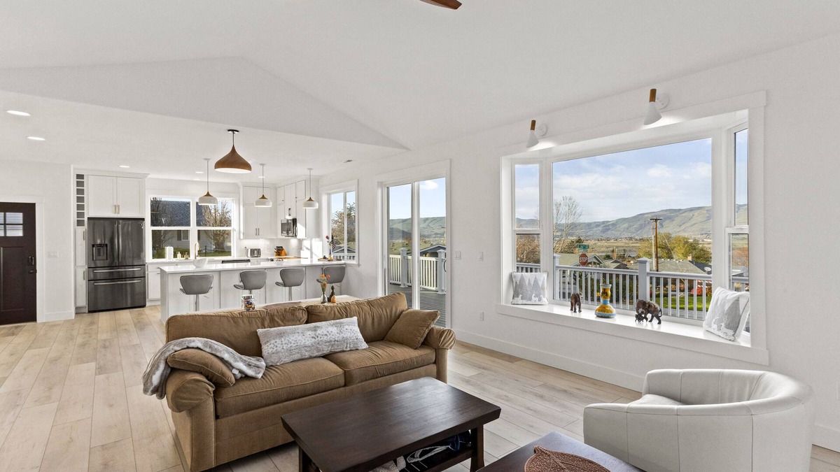 The Dalles House | Modern Elegance, Open Concept, Peaceful, Luxurious.Traveler's Sanctuary!