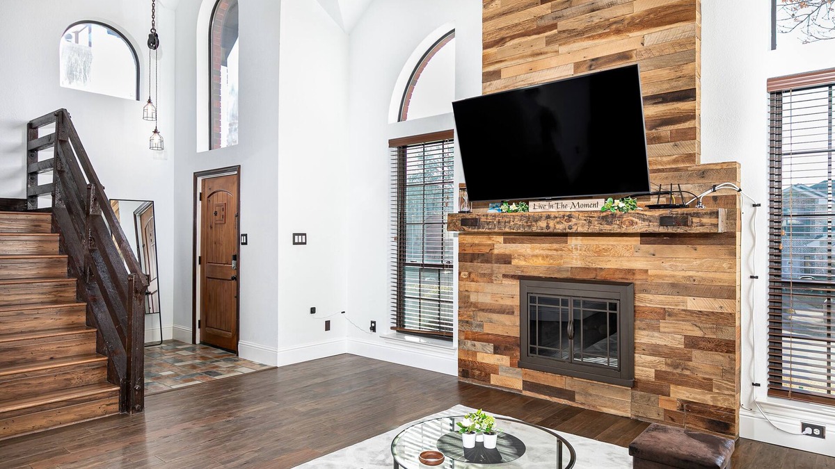 Southwest Carrollton House | Modern Elegance: Prime Location in Carrollton