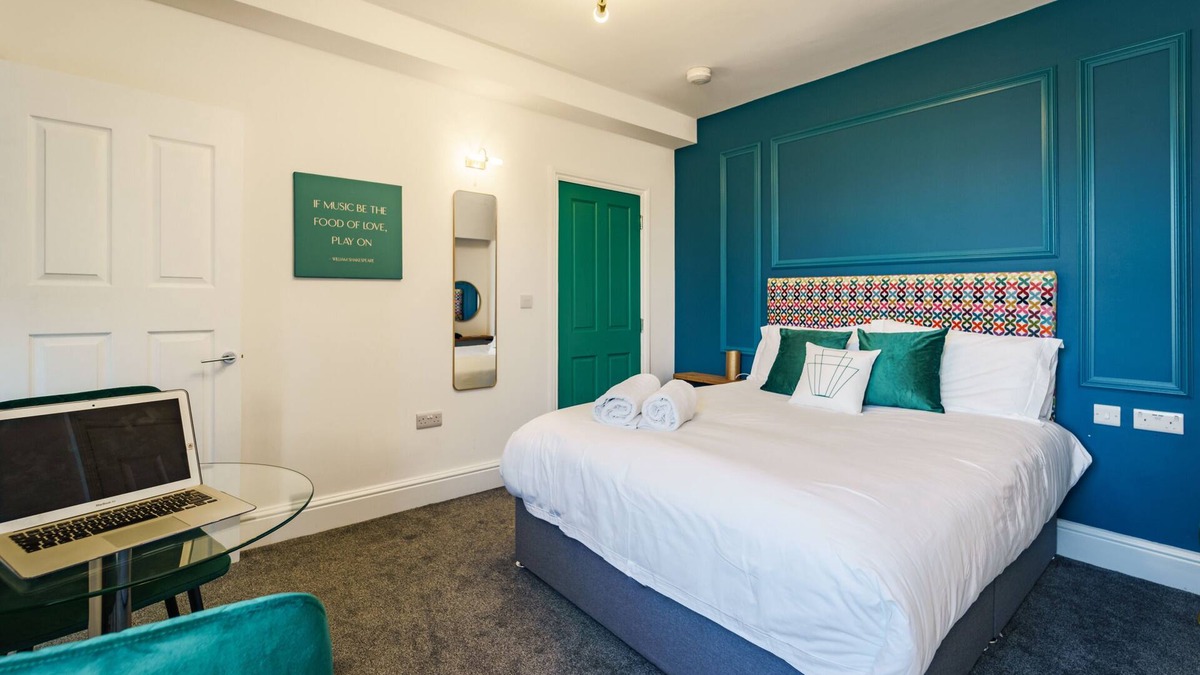 City Centre Apartment | Modern ensuite studio apartment with kitchenette