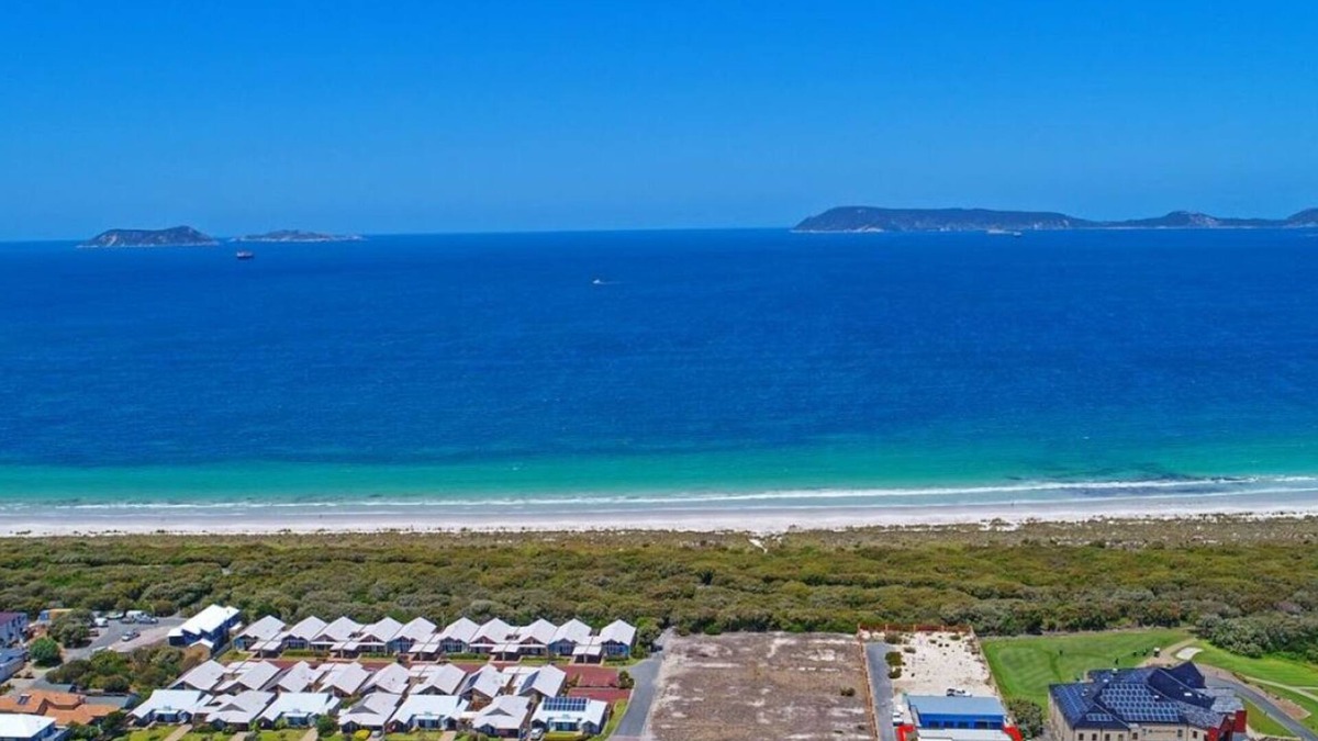 Collingwood Park House | Modern, family friendly home walking distance from Middleton Beach