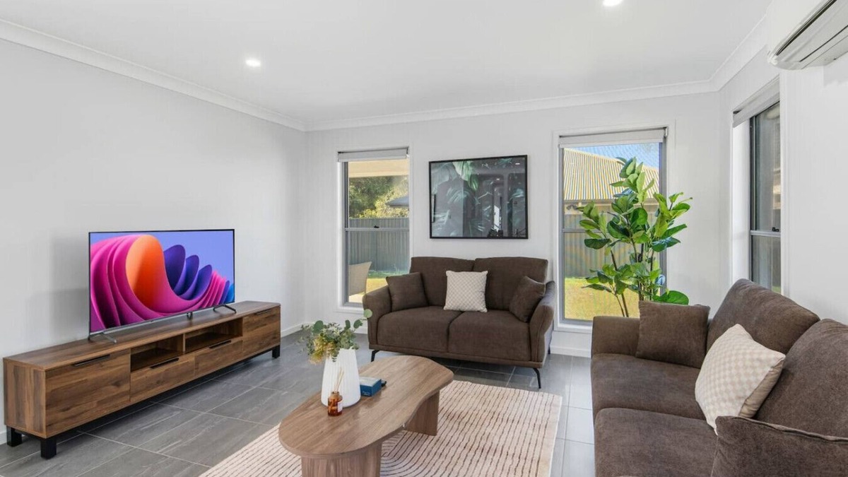 Heathwood Apartment | Modern Family-Friendly 2-Storey Local Home