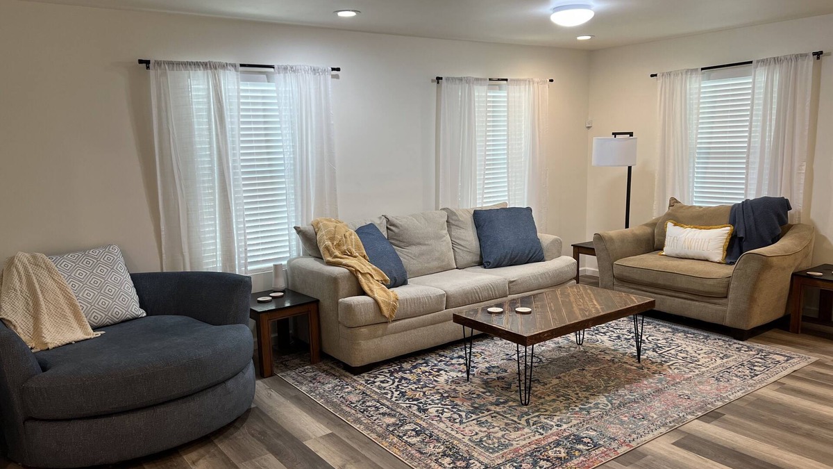 Heidenheimer House | Modern Family Oasis ~ Mins to Hospital/VA, Parking