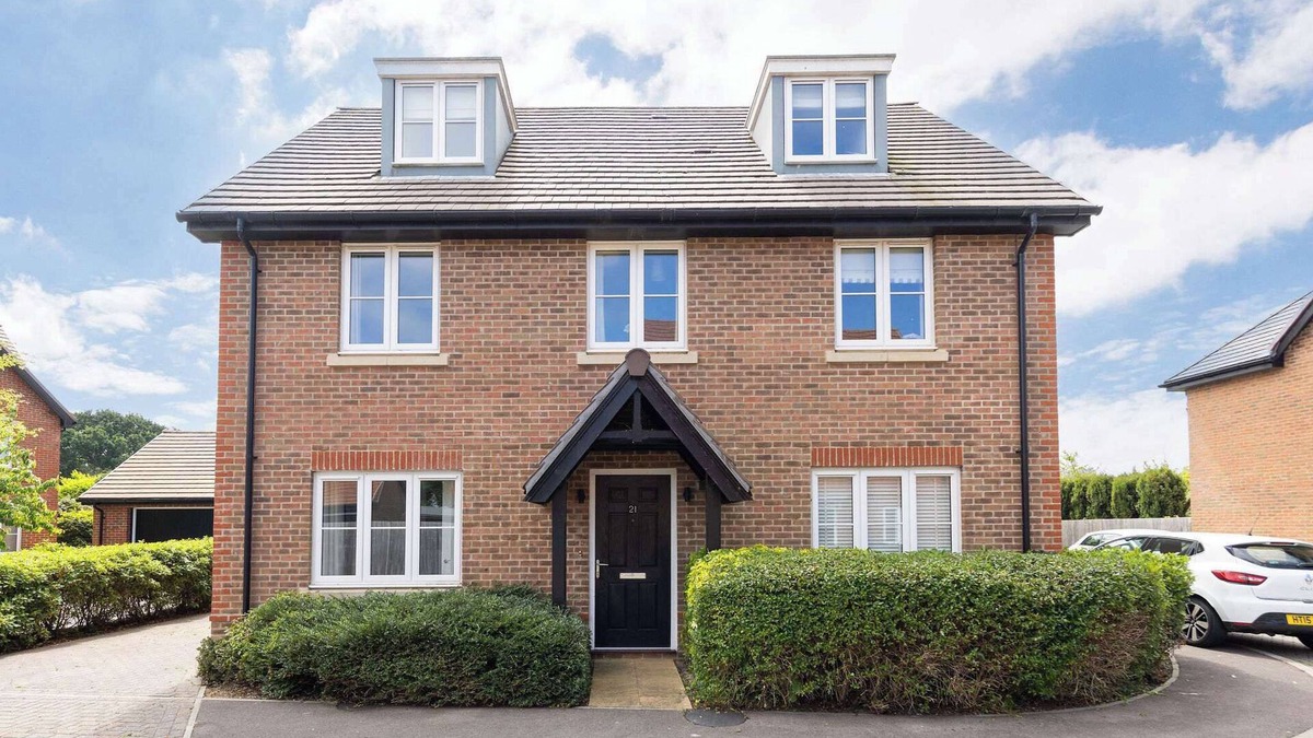 Birdham House | Modern Family Retreat Nr Beaches and Marina