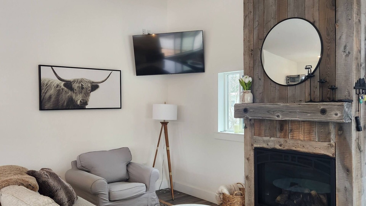 Whitefish Apartment | Modern Farmhouse Apartment in Town/Dog Friendly