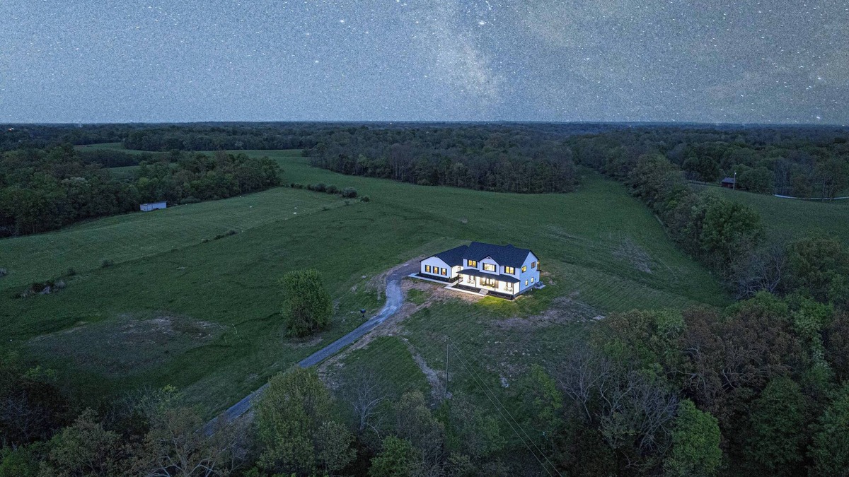 Perry Park House | Modern Farmhouse Near Distilleries! Hot tub, GameRoom, Firepit, Luxury, 5-Acres!