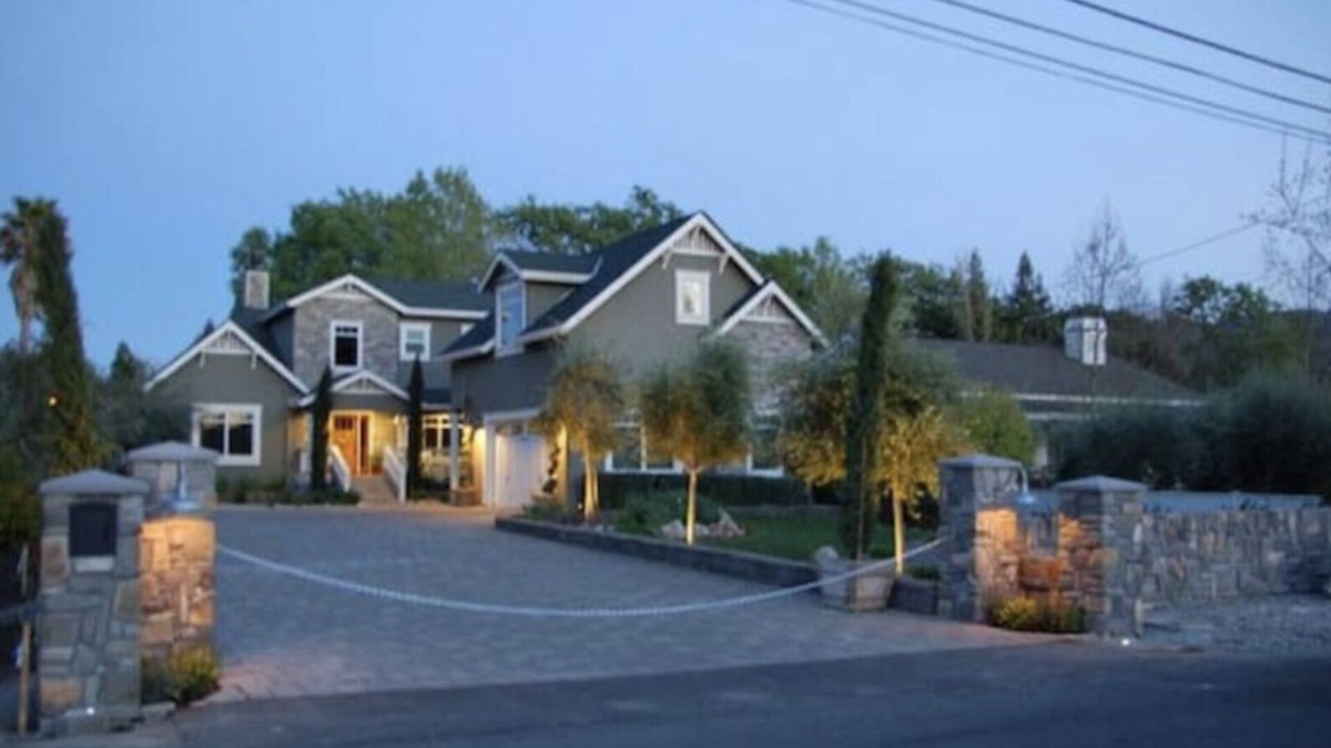 Calistoga House | Modern farmhouse on the edge of town with pool.