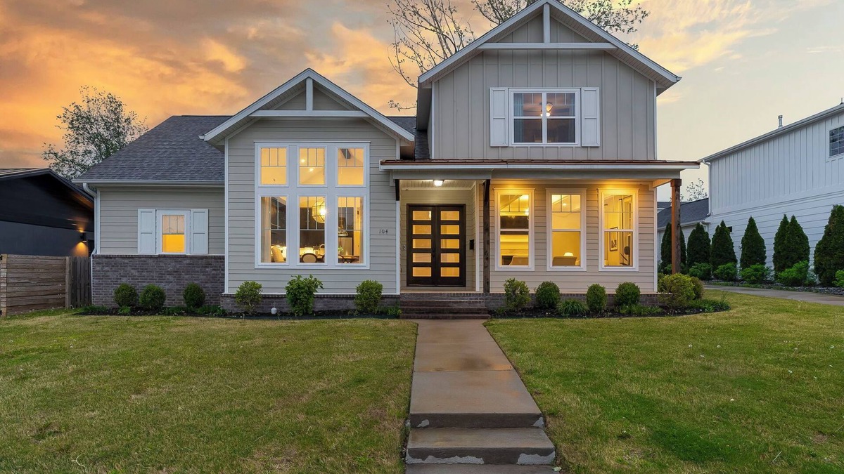 Downtown House | Modern Farmhouse steps from Momentary and MTB Trails.