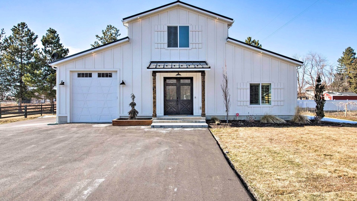 Woodland Estates House | Modern Farmhouse w/Patio, Grill & Mtn Views!