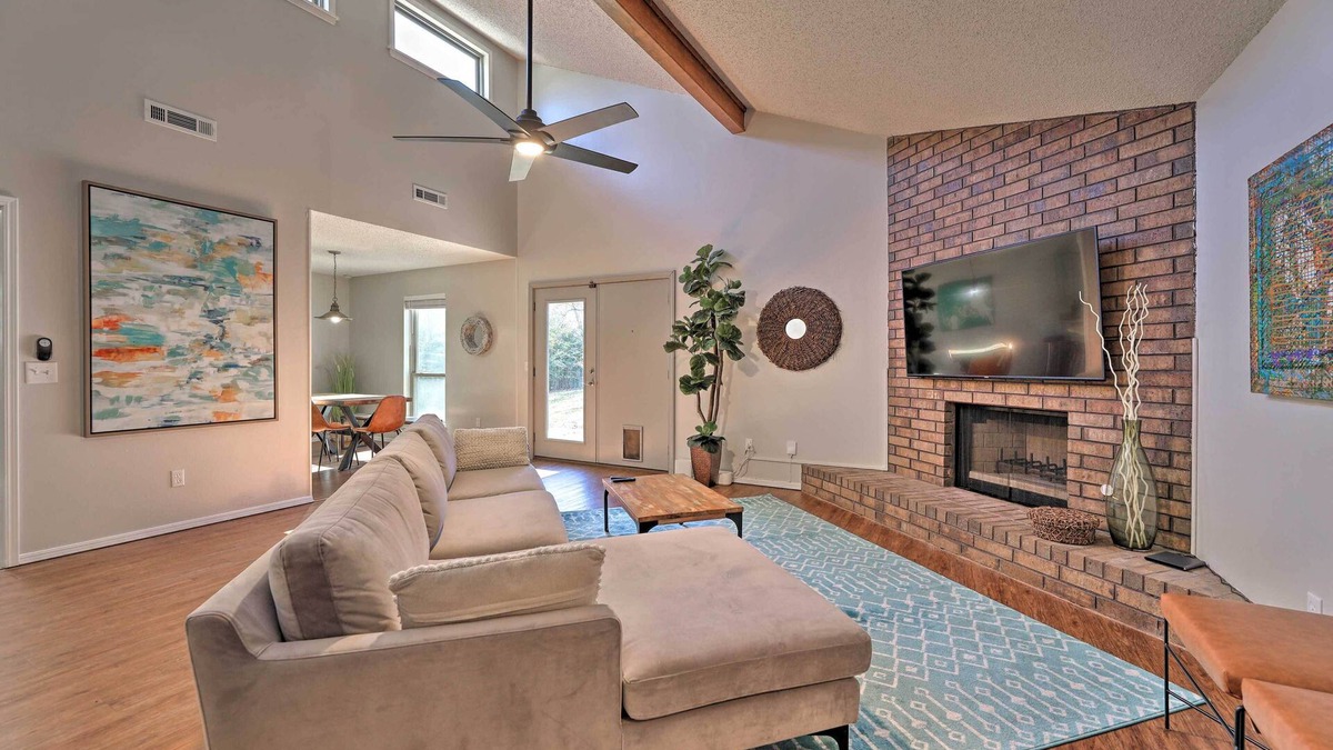 Fayetteville House | Modern Fayetteville Home < 1 Mi to U of A!