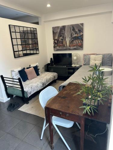 Runnymede Apartment | Modern flat in Egham by Royal Holloway University Royal Ascot and Windsor near Heathrow Airport