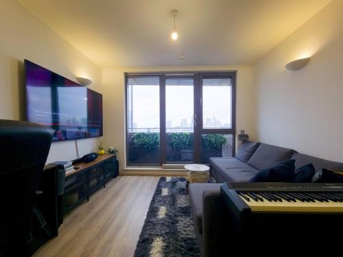 Shadwell Apartment | Modern Flat w Skyline Views PTK