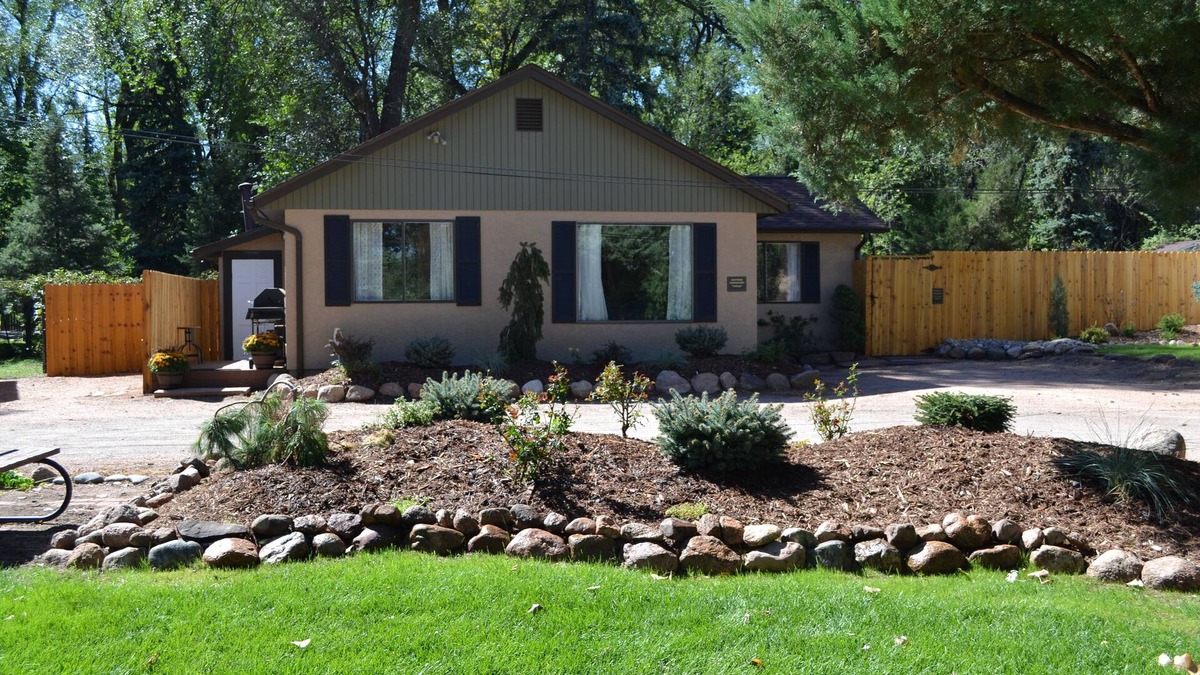 Broadmoor House | Modern, Fresh and Beautiful 2 Bedroom Cottage!