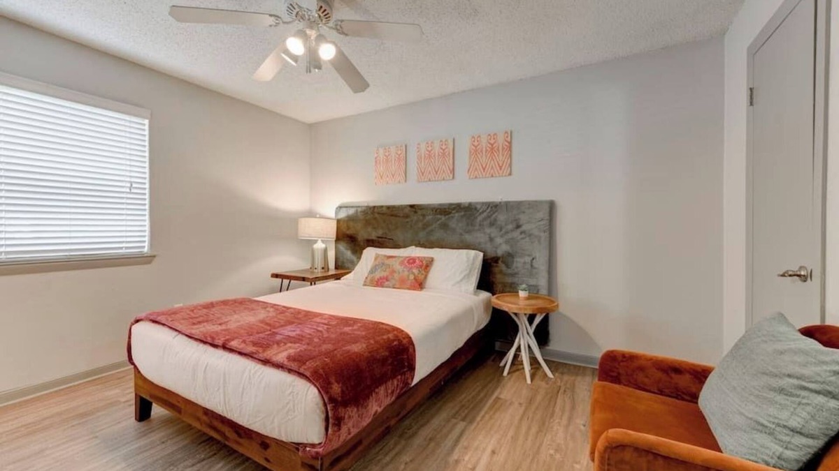 South Lamar Apartment | Modern Fully Stocked 2BR - SoLa Austin 5 min to DT