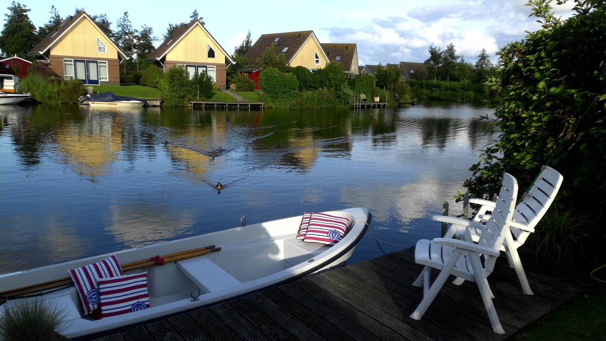 Medemblik House | Modern furnished house for 6 people, right on the water - WiFi !