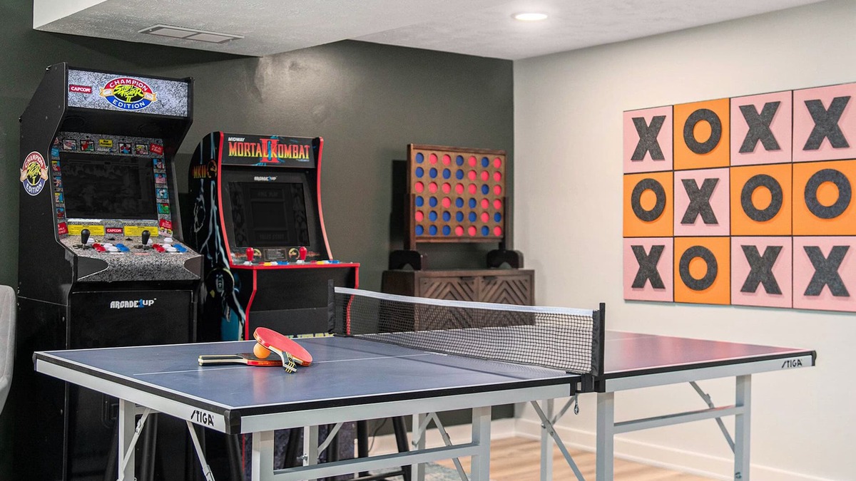 Midtown House | Modern Gem: King Bed I Arcade I FirePit I 5mins CWS I CHI Arena I Creighton