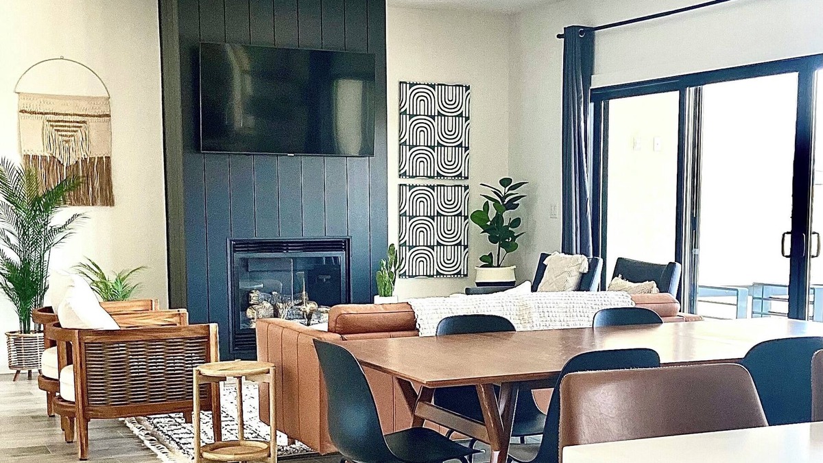 Desert Aire House | Modern Getaway with Community Pool near Golf, Boating & Gorge Concerts!