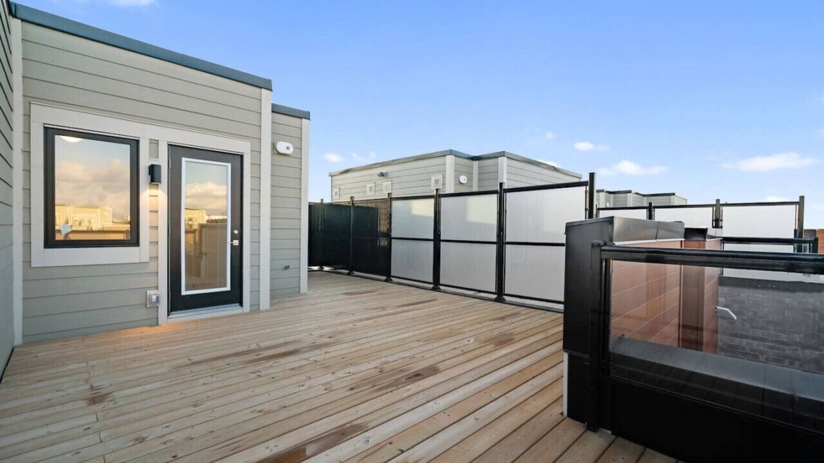 Newmarket House | Modern Getaway with Smart TVs Laundry & Workspace
