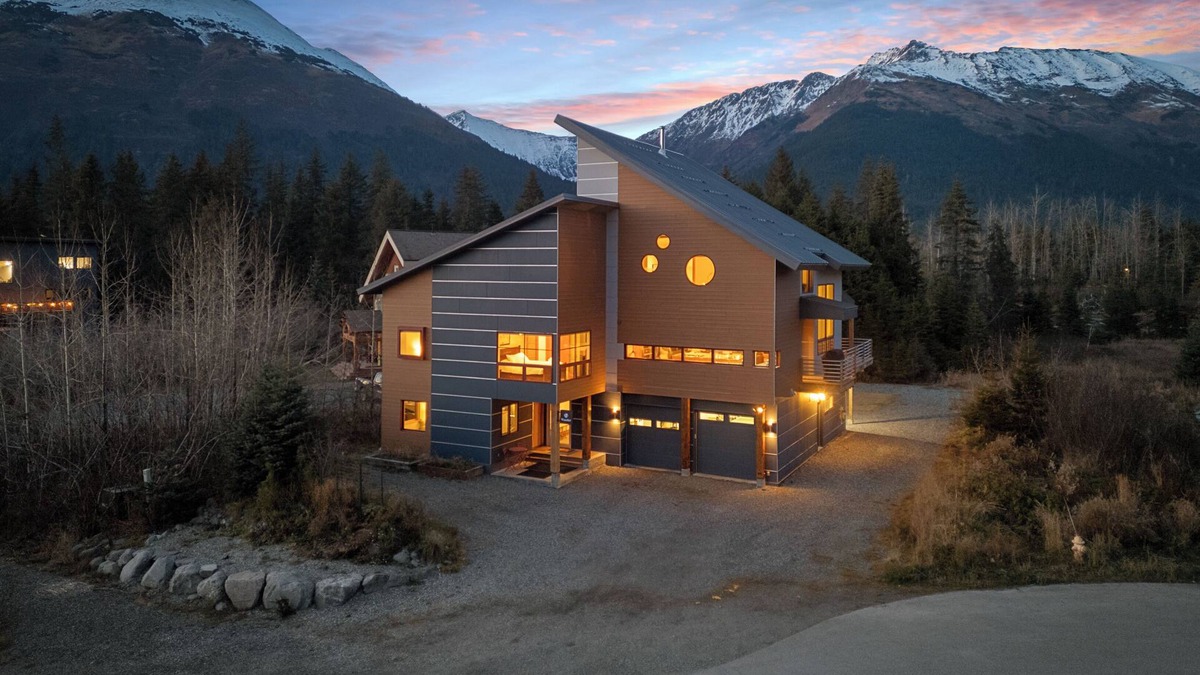 Alyeska House | Modern Girdwood House w/Hot Tub, Sauna, and Fire Place