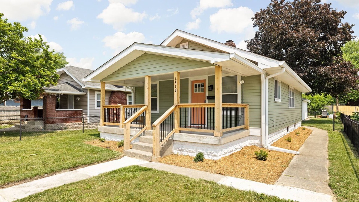 Near Eastside House | Modern Greenhouse with 2 Car Garage & Enclosed Yard Mins to Downtown