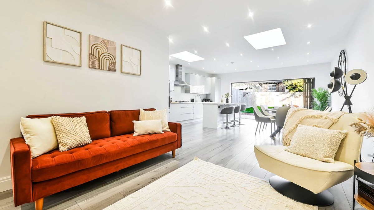 Tokyngton House | Modern Group & Family Stay near Wembley Stadium| Sleeps 9
