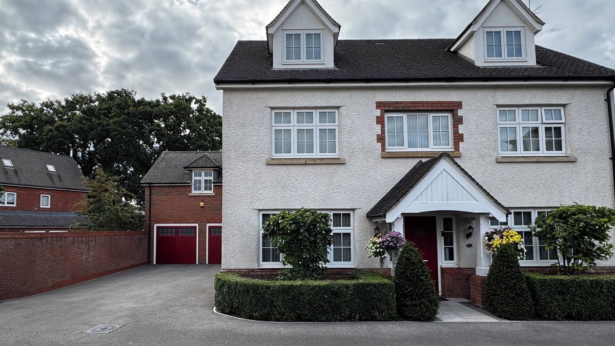Bishops Cannings Apartment | Modern Guest House in Devizes Quiet and Pleasant Location