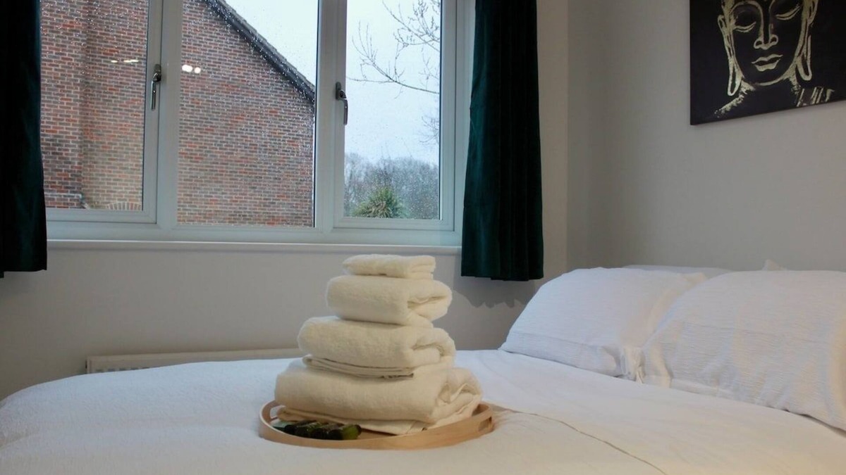 Crawley Apartment | Modern Guest Lodge, Free Parking, 8Min LGW Airport