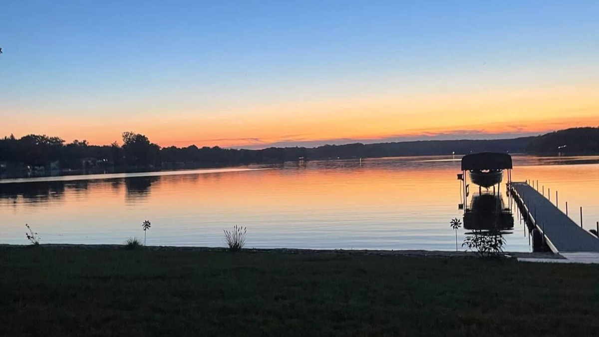 Lakeview House | Modern Guesthouse on the lake with hot tub and pickleball court.